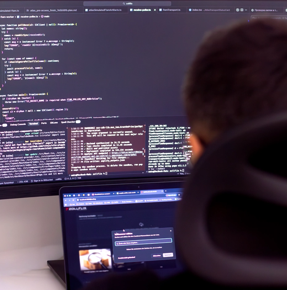 Entwickler arbeitet an Code auf mehreren Bildschirmen
