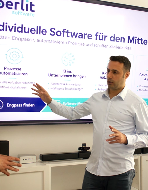 Präsentation individueller Softwarelösungen vor einem Bildschirm